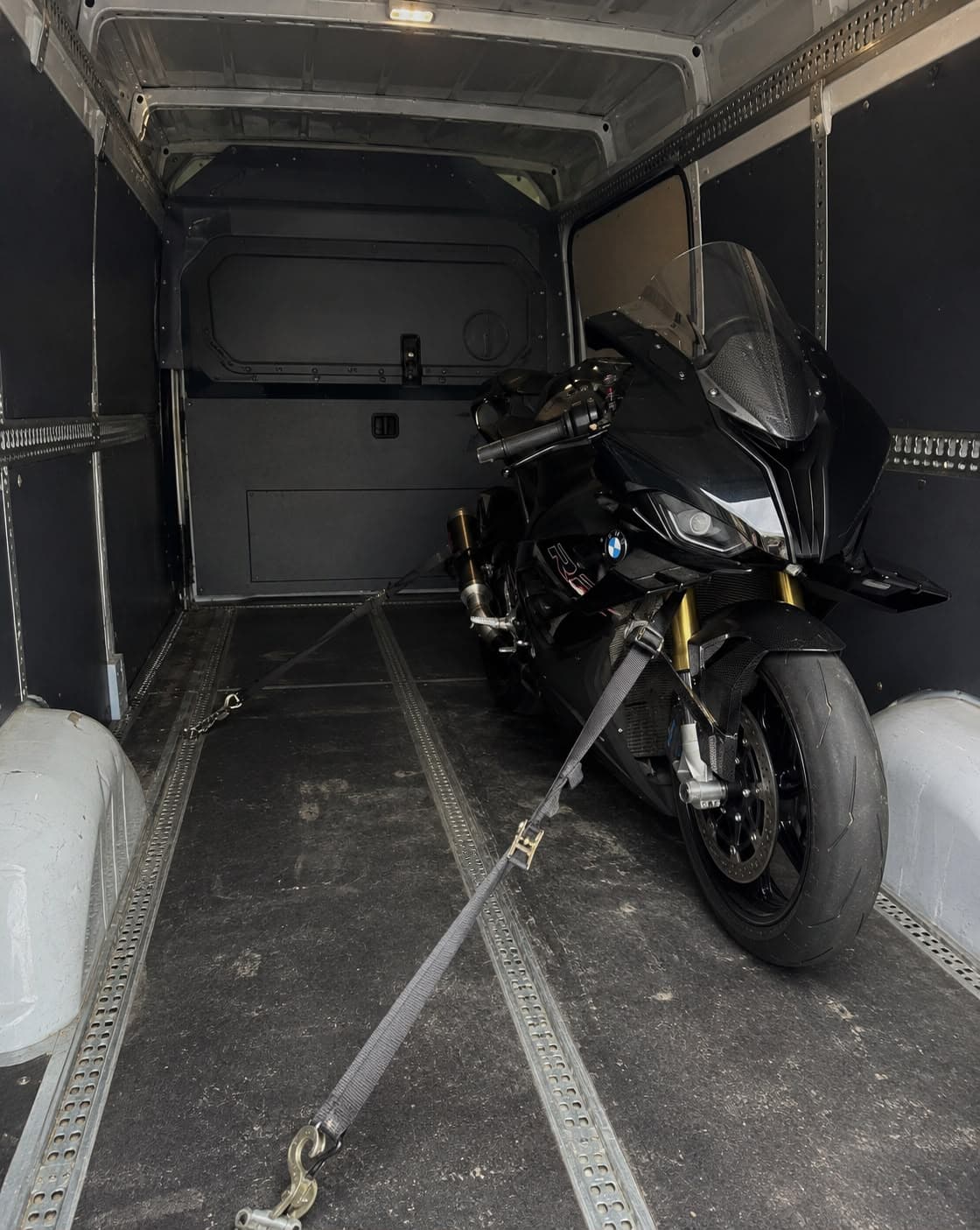 BMW motosiklet gerçek kapalı kasa transfer aracında sabitlenmiş