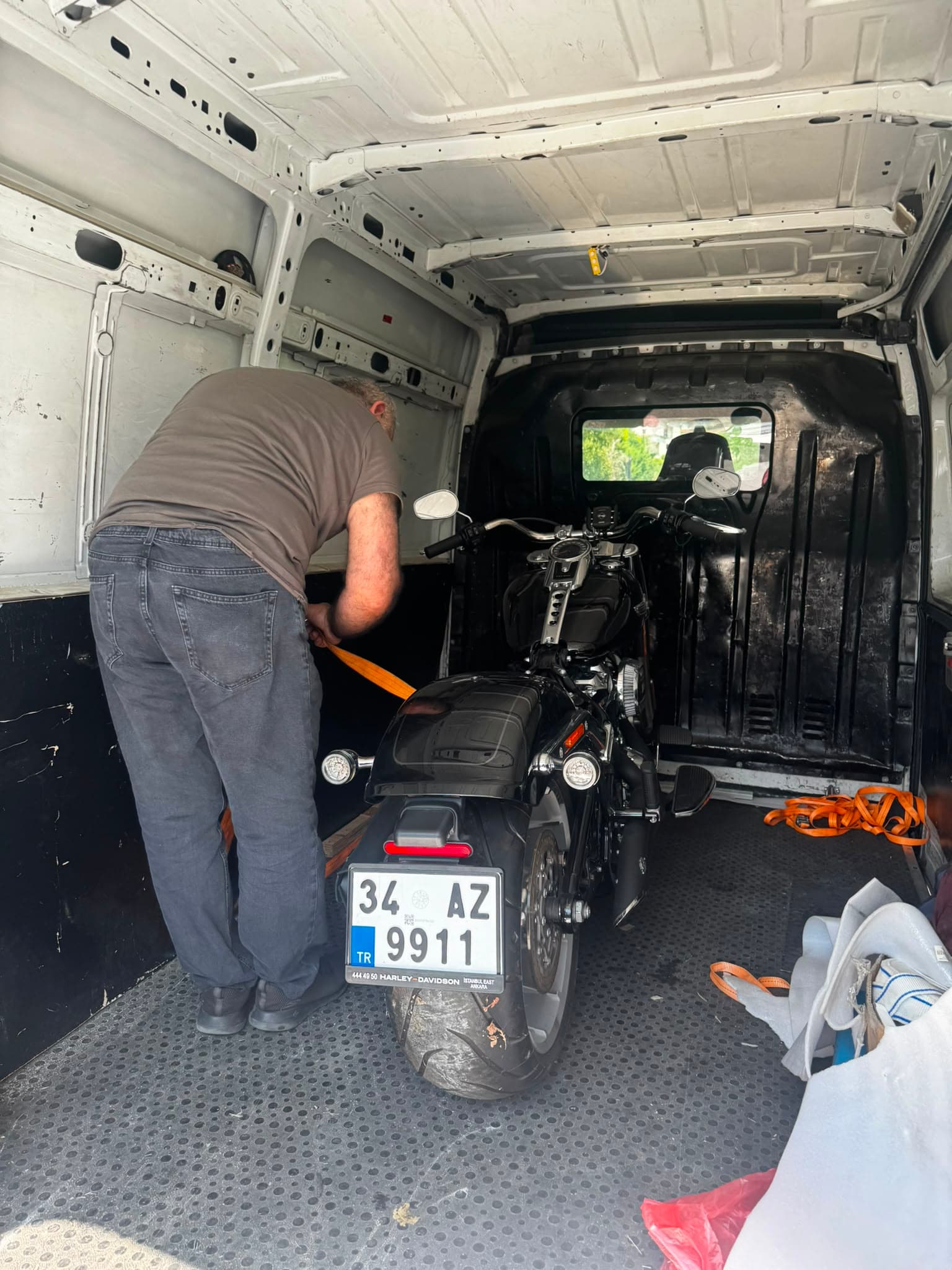 Harley-Davidson motosiklet İstanbul'da ustaya ve servise taşınmak üzere kapalı kasa araçta sabitleniyor