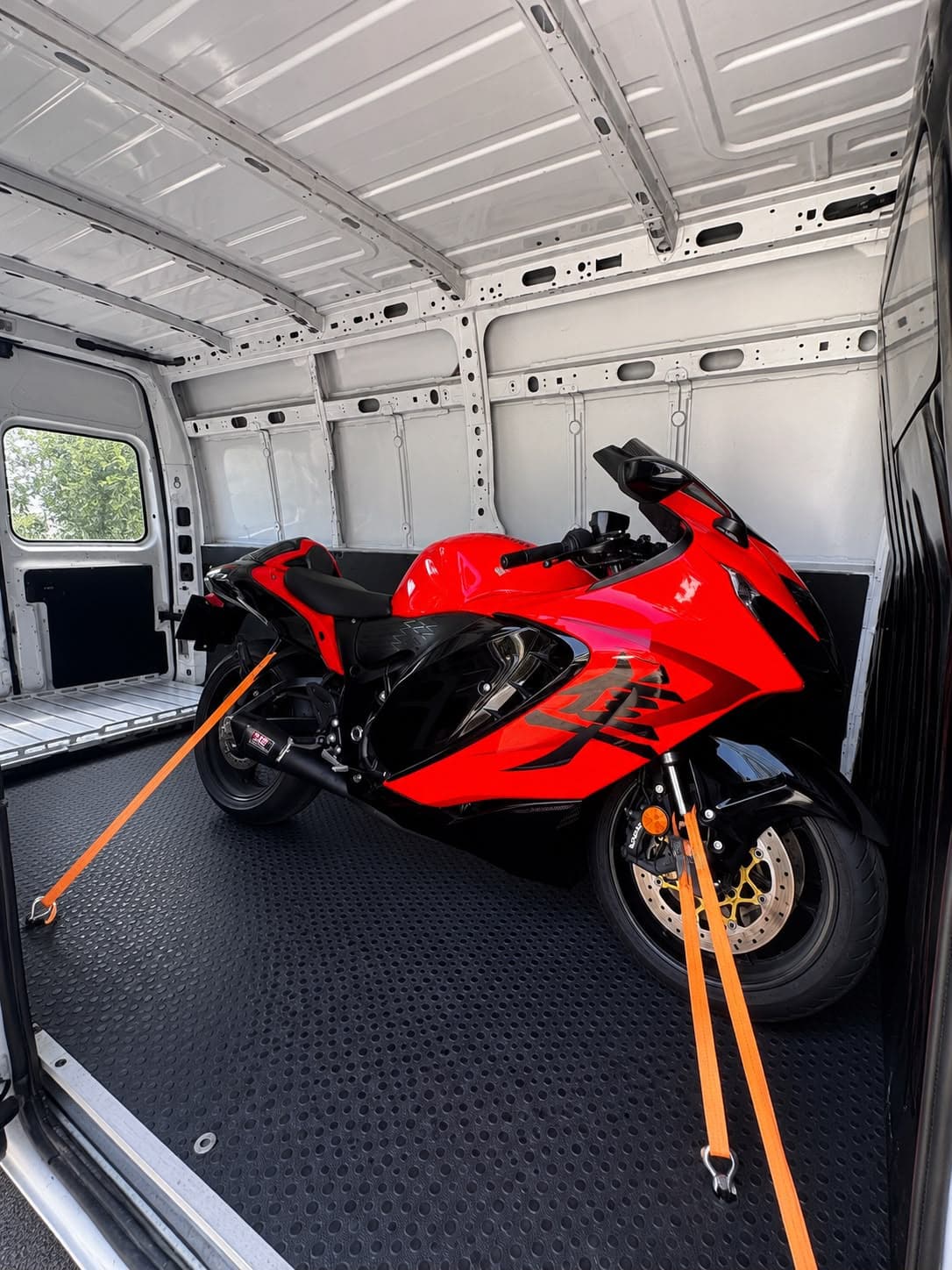 Kırmızı Suzuki Hayabusa kapalı kasa panelvanda iki noktadan güvenle sabitlenmiş