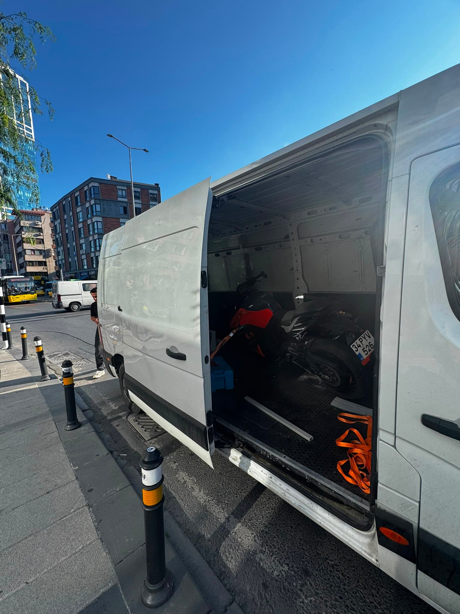 İstanbul'da yol kenarında motosiklet alan kapalı kasa panelvan