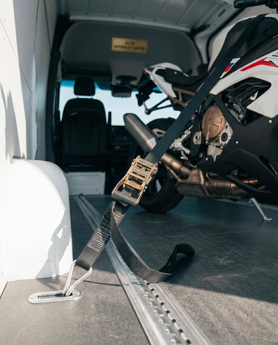 Kapalı kasa motosiklet transferinde ray ve gergi kayışı bağlantı detayı
